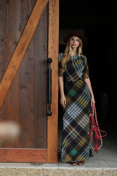 Tartan Fashion, Tartan Dress, Maxi Dress Green, Harris Tweed, Fall Collection, Fashion Over 50, Plaid Dress, Modest Dresses, Modest Outfits