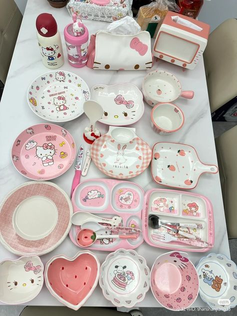 Hello Kitty Plates, Sanrio Appliances, Kawaii Plates, Xiaohongshu Food, Girly Kitchen Decor, Hello Kitty Plate, Emily Outfits, Hello Kitty Appliances, Cute Plates