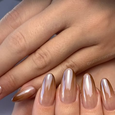 𝙣𝙖𝙩 𝙢𝙖𝙡𝙤𝙣𝙚𝙮 𝙣𝙖𝙞𝙡 𝙖𝙧𝙩𝙞𝙨𝙩 on Instagram: "Brown chrome ombré 🤎💦⁣ Natural nails don’t get more beautiful than this! ⁣ ⁣ 𝗣𝗿𝗼𝗱𝘂𝗰𝘁𝘀 𝘂𝘀𝗲𝗱:⁣ @lightelegancehq prep, cool gel and super shiny⁣ @getbuffedpro efile bits⁣ @gellyfitaus CN62⁣ @daily_charme white chrome⁣ @cmp_beautysupplies Barely There  ⁣ Hard gel refill + $40 art ⁣ ⁣ .⁣ .⁣ .⁣ ⁣ #brownnails #brownchromenails #brownombrenails #chocolatenails #ombrenails #ombrénails #chromenails💅 #almondnails #metallicnails #perthisok #urbanlistperth #showscratch #scratchmag #nailitdaily #gelnails #hardgelnails #nailsnailsnails #nailart #trendingnailart" White And Brown Ombre Nails, Ombre Brown Chrome Nails, Brown Chrome Ombre Nails, Chrome On Different Colors, Gradient Brown Nails, Ombre Glazed Nails, Ombre Chrome Nails Almond, Ombre Nails Brown, Chrome Natural Nails