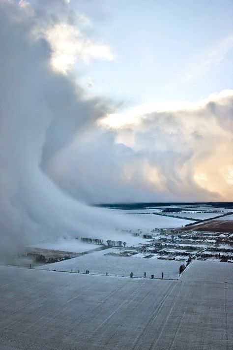 Storm in the making On the final landing approach to the Kiev airport, a strange effect of different pressures creating a giant snow wave Weather Cloud, Wild Weather, To Infinity And Beyond, Sky And Clouds, Natural Phenomena, Beautiful Sky, Extreme Weather, Pics Art, Science And Nature