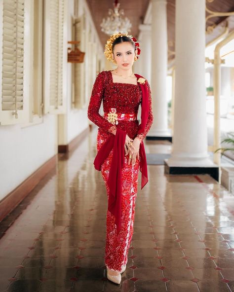 Maroon Moodboard, Indonesia Traditional Clothes, Indonesian Traditional Clothes, Ootd Kebaya, Indonesian Clothing, Indonesian Kebaya, Indonesia Traditional, Modern Kebaya, Merah Maroon