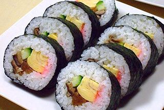 Futomaki roll Sushi Vinegar, Vegetarian Sushi, Diy Sushi, Types Of Sushi, Sushi Party, Salmon Sushi, Homemade Sushi, Sushi Recipes, Japanese Cooking