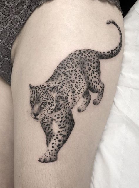 Cheetah Tattoo, Big Cat Tattoo, Jaguar Tattoo, Earthy Tattoos, Stomach Tattoos Women, Leopard Tattoos, Boho Tattoos, Tattoos Mandala, Omerta Tattoo