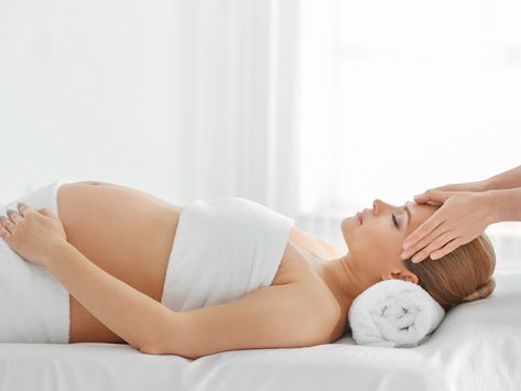 It has been found that normal massage can loosen and relax muscle tissues and reduce the extent of strain hormones at some stage in pregnancy. It also allows in increasing the blood flow within the body and flushes out the toxins through making the lymphatic device paintings effectively. Body Reflexology, Massage Dos, Hyperbaric Oxygen Therapy, Pregnancy Massage, Prenatal Massage, Shoulder Massage, Spa Packages, Reflexology Massage, Hot Stone Massage