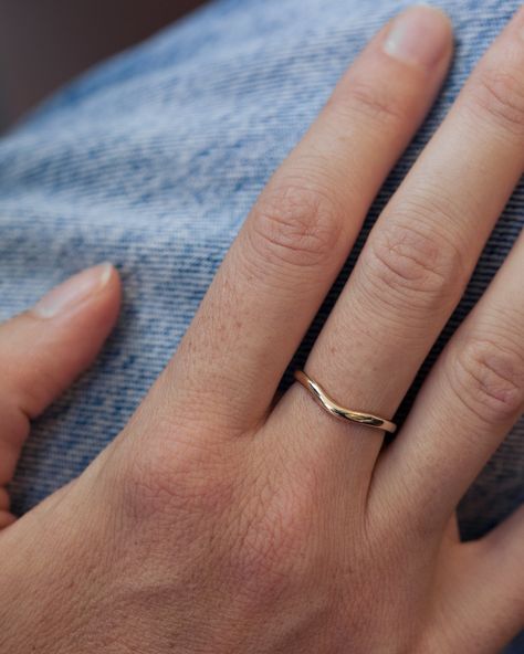 Wedding Rings Without Stones, Gold Ring Minimalist, Timeless Wedding Ring Sets, Wavy Wedding Band, Everyday Rings Gold, Minimalistic Wedding Ring, Wedding And Engagement Rings Set, Wedding Bands Simple, Wedding Ring Minimalist