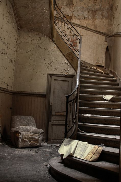 Abandoned Staircase, How To Draw Stairs, Places In France, Derelict House, Abandoned Hotels, Shanty Town, Beautiful Stairs, Spooky Things, Abandoned Mansion