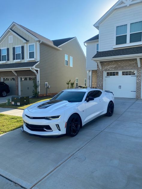 White Camaro, Car Decorating, Camaro 2ss, Camaro Car, Dream Cars Mercedes, Super Fast Cars, Girly Car, Camaro Rs, Car Chevrolet