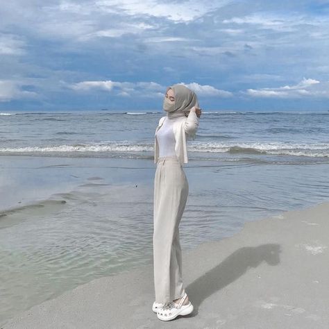 Beach Outfit Hijab, Ootd Hoodie, Hijab Beach, Ootd Beach, Ootd Korean Style, Style Hijab, Casual Hijab Outfit, Fashion Muslim, Art Happy