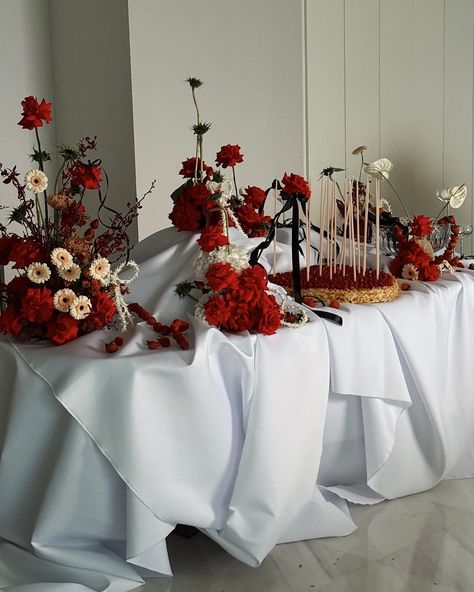 ❤️🍓🎂 Red White Flower Arrangements, Red And White Flowers Aesthetic, Red Wedding Aesthetic, White Flowers Aesthetic, White Flower Arrangements, Parties Ideas, Red And White Flowers, Red Colour Palette, Event Design Inspiration