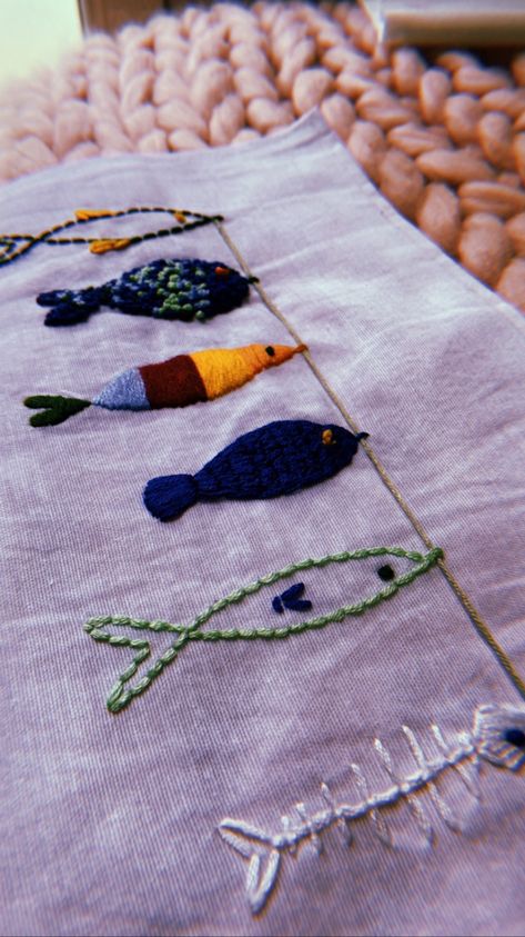 Fish Embroidery Easy, Simple Fish Embroidery, Embroidered Fish Simple, Fish Embroidery Designs, Food Embroidery, Embroidery Fish, Embroidered Fish, Fish Embroidery, Bone Bordado