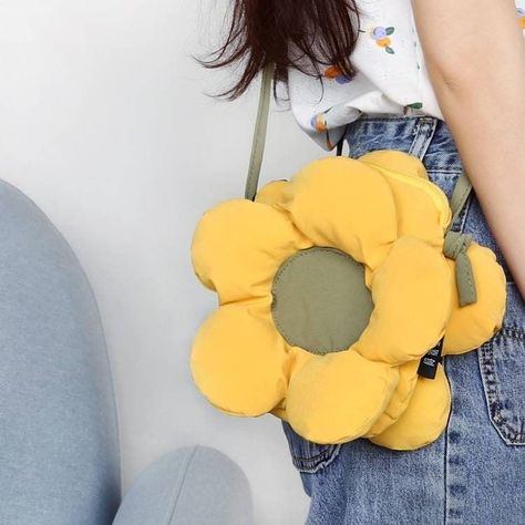 Crochet Flower Bag, Linen Handbags, Plush Flower, Funny Bags, Diy Bag Designs, Diy Bags Patterns, Crochet Shoulder Bag, Kids' Bag, Flower Bag