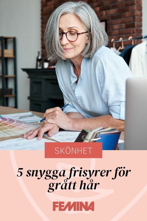 Att omfamna sitt gråa hår och sluta färga över silverstråken har varit en stor trend det senaste året, och i kändisvärlden väljer allt fler att visa upp sitt gråa hår.

Men om du har landat i att det gråa håret är din grej så kanske du också är sugen på att uppdatera frisyren – men vilken ska du välja? Självfallet kan vilken frisyr som helst vara gråhårig, men här är några förslag på snygga frisyrer för just grått hår! Bra, Collage, Movie Posters, Silver, Pins, Ska, Film Posters