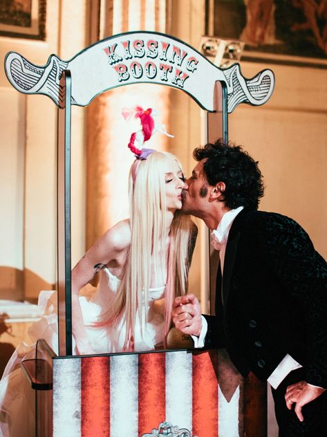 Kissing Booth Ideas, Funny Kissing, Circus Wedding Theme, Vintage Circus Wedding, Carnival Wedding Theme, Shoots Ideas, Vintage Circus Theme, Cirque Vintage, Circus Vintage