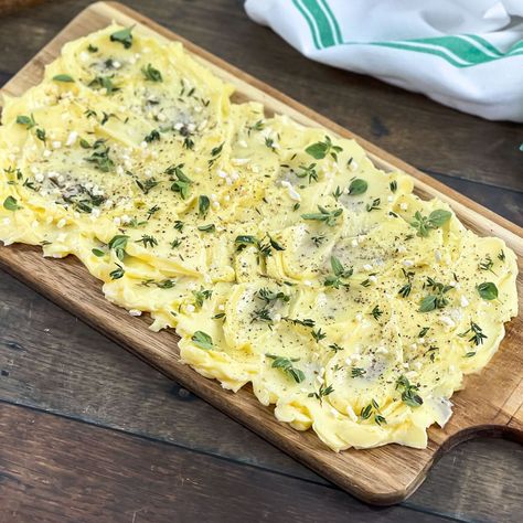 Garlic Butter Board Ideas, Roasted Garlic Butter Board, Butter Board Garlic, Butter Board Video, Herb Butter Board, Butter And Bread Board, Homemade Garlic Butter Spread, Hummus Board, Butter Boards