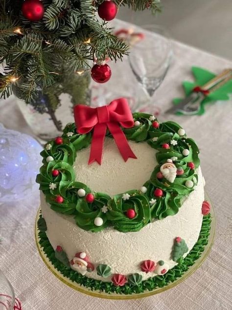 Winter Cakes Birthday, Christmas Bake Off, Christmas Birthday Cake, Tårta Design, Pastel Cake, Christmas Themed Cake, Xmas Desserts, Christmas Cake Designs, New Year's Cake