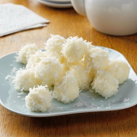 Creamy Coconut Snowballs Best Easter Recipes, Easter Dinner Menus, Snowballs Recipe, Easter Food Appetizers, Potato Candy, Coconut Snowballs, Gluten Free Candy, Coconut Balls, Coconut Candy