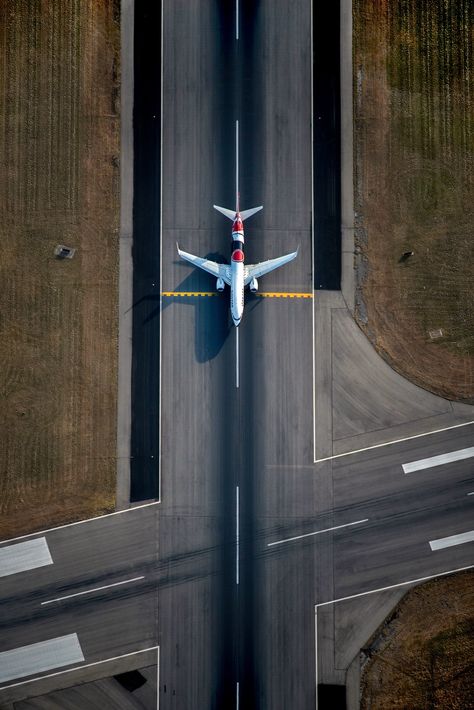 Plane Wallpaper, Photo Avion, Plane Photography, Landing Strip, Airplane Wallpaper, Aviation World, Airplane Photography, Aviation Photography, Civil Aviation