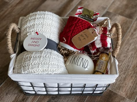 Hygge Gift Basket, Creative Gift Baskets, Wrapping Inspiration, Homemade Gift Baskets, Christmas Gift Baskets Diy, Hygge Gifts, Christmas Gift Basket Ideas, Gift Wrapping Inspiration, Gift For Mom Christmas