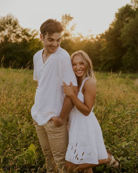 Talia & James ♥️ I can’t believe this is real life! The universe has been so good to us. My heart is exploding with gratitude to Talia & James and each and every couple I’ve been fortunate enough to have been able to spend time with lately. Every couple I shoot with holds such a special part in my heart forever. Just know that sharing these exciting moments with your photographer means so much to them. Your photos mean just as much to me as they do to you ♥️ I could live in these moments fore... Golden Hour Field, Fall Proposal, Proposal Photoshoot, Field Engagement Photos, A Couple In Love, Couples Pose, Proposal Pictures, Field Photoshoot, Fall Engagement Pictures