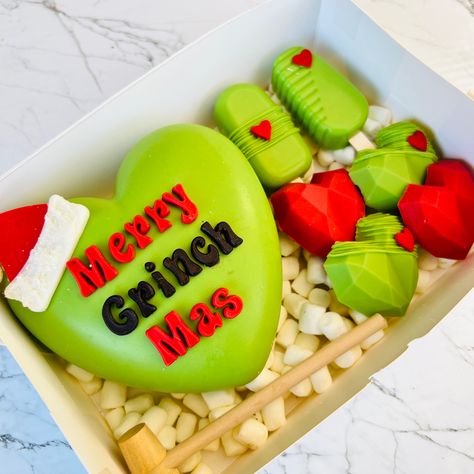 Grinch Treat Box Ideas, Grinch Breakable Heart, Grinch Hot Chocolate Balls, Grinch Cakesicles, Christmas Chocolate Covered Treats, Christmas Dessert Box Ideas, Christmas Treat Boxes Ideas, Grinch Cake Pops, Grinch Cakes