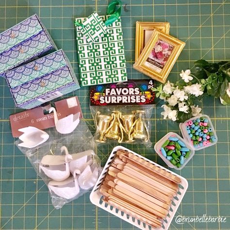 DIY: $10 Dollar Tree Doll Challenge – Brunbellebarbie Dollar Tree Miniatures Diy, Dollar Tree Toys, Barbie Furniture Tutorial, Dollhouse Rooms, Barbie House Furniture, Dolls Printable, Fairy House Crafts, 10 Dollar, Doll Furniture Diy