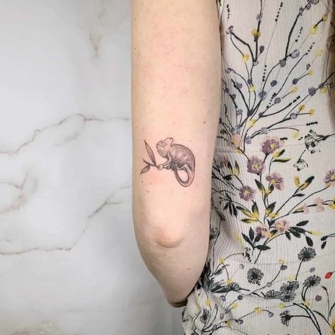 20 Outstanding Chameleon Tattoo Ideas Cute Chameleon Tattoo, Chameleon Tattoo Minimalist, Chameleon Line Art, Chameleon Tattoo Simple, Chameleon Tattoos, Serious Tattoos, Tattoos 2022, Snail Tattoo, Chameleon Tattoo