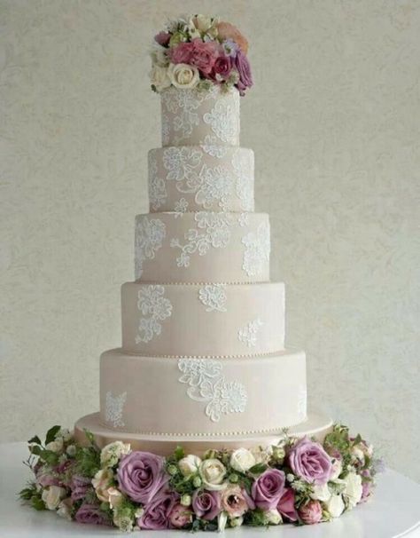 Chic Vintage Style Wedding Cakes With An Old World Feel Lace Wedding Cakes, Lace Cakes, Vintage Pasta, Wedding Cake With Flowers, Cake With Flowers, Cake Bridal, Lace Wedding Cake, Floral Wedding Cakes, Cake Lace