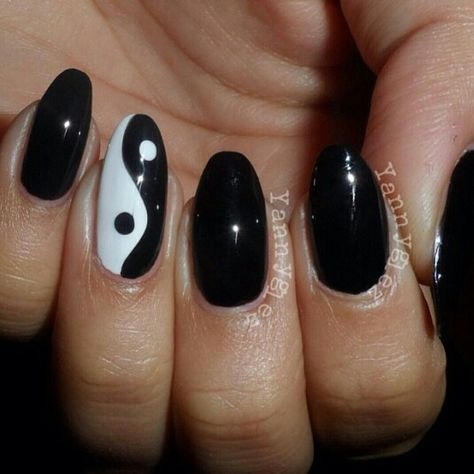 Black Nails Ying Yang, Ting Yang Nails, Ying Yang Nails Acrylic, Nail Ideas Black, Nail Inspo Almond, Ying Yang Nails, Uñas Aesthetic, Acrylic Nails Almond Shape, Gel Nails French