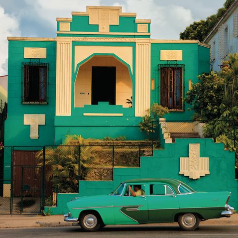 Havana Cuba - This art deco house is an example of the many more modest homes that were built featuring the style moderne popular during this twentieth-century era. Cuban Architecture, Art Deco Exterior, Art Deco Houses, Art Deco House, Art Deco Homes, Bar Deco, Deco House, Cuban Art, Turquoise Art