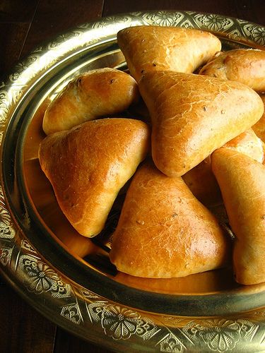 Chaldean Meat Pies - the are SOOO delish! Chaldean Recipe, Iraqi Cuisine, Savoury Tarts, Cornish Pasty, Meat Pie Recipe, Algerian Recipes, Meat Pies, Savory Pastry, Arabic Sweets