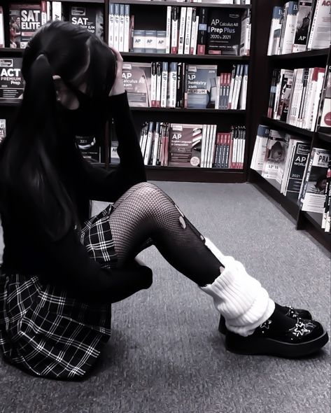 Grunge Outfits Skirts Black, B0nes Inspired, What To Wear With A Corset, Emo Outfit Inspiration, Corporate Emo Outfits, Asian Clothing Style, Winter Outfits Goth, Cute Alt Outfits, Soft Emo Outfits