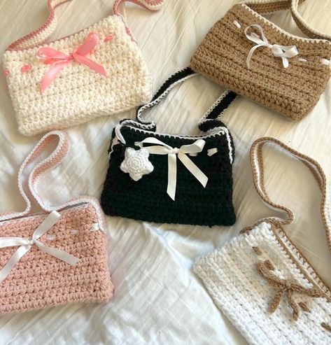 Confection Au Crochet, Mode Crochet, Crochet Bows, Crochet Business, Crochet Design Pattern, Kawaii Crochet, Bow Bag, Crochet Clutch, Crochet Fashion Patterns