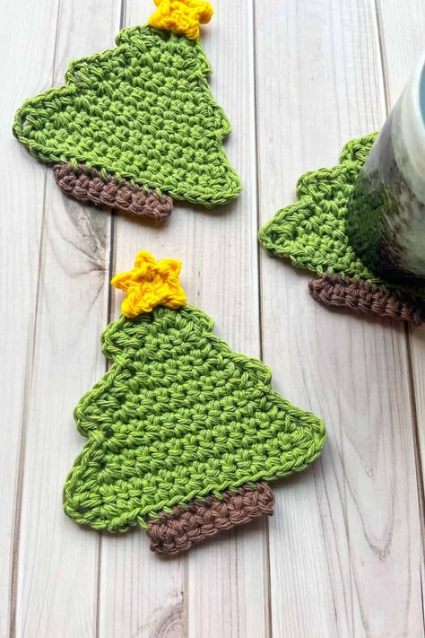 Easy Crochet Christmas Tree, Crochet Christmas Coasters, Easy Crochet Christmas, Crocheted Ornaments, Xmas Crochet, Crochet Christmas Tree, Crochet Stocking, Crochet Coasters Free Pattern, Christmas Crochet Patterns Free