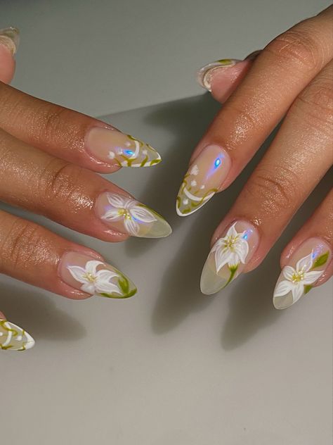 Chrome Nails With Flower Design, Chrome Floral Nails, Bridgerton Nails Ideas, Chrome Flower Nails, Green Gold Aesthetic, Green Fairy Nails, Green Flower Nails, Bridgerton Nails, Nail Art Vert