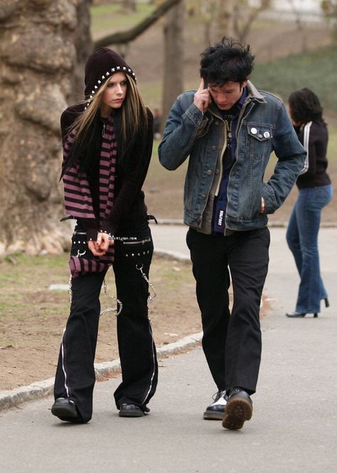 Avril y Deryck (Random Pictures) - 01 - AvrilPix Gallery - The best image, picture and photo gallery about Avril Lavigne - AvrilSpain.Com 2000 Rock Fashion, 2000s Grunge Fashion, Avril Lavigne Outfits, Avril Lavingne, 2000s Punk, Avril Lavigne Style, 2000s Grunge, 2000s Fashion Outfits