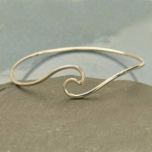 Hammered Silver Jewelry, Simple Silver Jewelry, Metal Jewellery, Diy Ring, Beach Bracelet, Wave Bracelet, Beachy Vibes, The Bangles, Wire Jewelry Designs