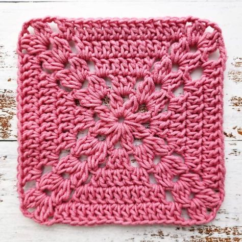 How to Crochet a Farmhouse Grannysquare | Adorecrea.com Farmhouse Granny Square Crochet Pattern, Granny Square Pattern Diagram, Farmhouse Granny Square Pattern, Crochet Mitered Square, Farmhouse Granny Square, Crochet Baby Pants, Crochet Star Stitch, Crochet Granny Square Tutorial, Crochet Baby Bonnet