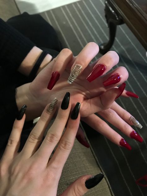 Valentines Nails Goth, Emily The Strange Nails, Alternative Valentines Nails, Wednesday Inspired Nails, Goth Valentines Day Nails, Emo Valentines Nails, Wednesday Nails Ideas, Goth Valentines Day Outfit, Romantic Goth Nails