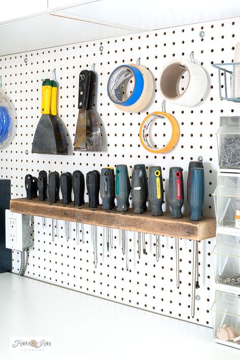 Screwdriver Organization, Hand Tool Organization, Screwdriver Storage, Tool Wall Storage, Junk Organization, Mini Workshop, Garage Organization Ideas Diy, Organizing Tools, Garage Organizing