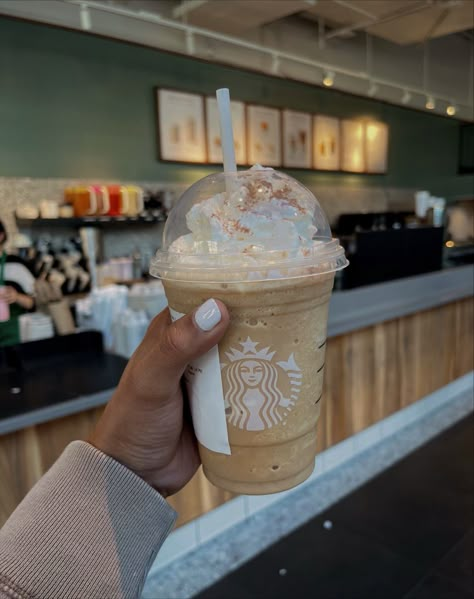 Starbucks Pumpkin Spice Frappuccino, Pumpkin Frappuccino Starbucks, Halloween Frappuccino, Frappuccino Aesthetic, Aesthetic Starbucks Drink, Pumpkin Spice Aesthetic, Eve Core, Pumpkin Frappuccino, Winter Starbucks