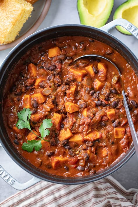 Sweet Potato Black Bean Chili (Easy + Vegan) - The Simple Veganista Black Bean Chili Recipe, Sweet Potato Black Bean Chili, Chili Recipe With Black Beans, Chili Vegan, Sweet Potato And Black Bean, Freeze Sweet Potatoes, Sweet Potato Black Bean, Bean Chili Recipe, Black Bean Chili