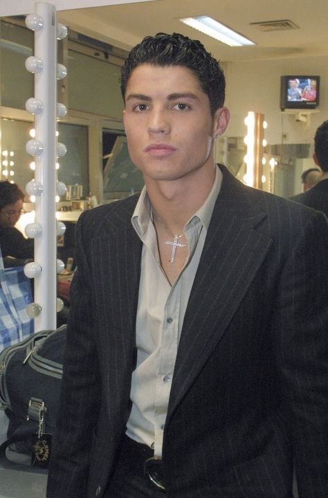 Ronaldo how he started as a footballer cute beautiful guy Cristiano Ronaldo Y2k, Ronaldo Young Photo, Y2k Ronaldo, Ronaldo Selfie, Young Cr7, Young Cristiano Ronaldo, Ronaldo Aesthetic, Ronaldo Young, Ronaldo Shirtless