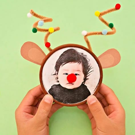 RUDOLPH REINDEER PHOTO ORNAMENT - Hello Wonderful Diy Photo Ornaments, Fun Ideas For Kids, Reindeer Photo, Christmas Door Decorating Contest, Door Decorating Contest, Rudolph Reindeer, Christmas Art Projects, Parents Christmas, Christmas Gifts For Parents