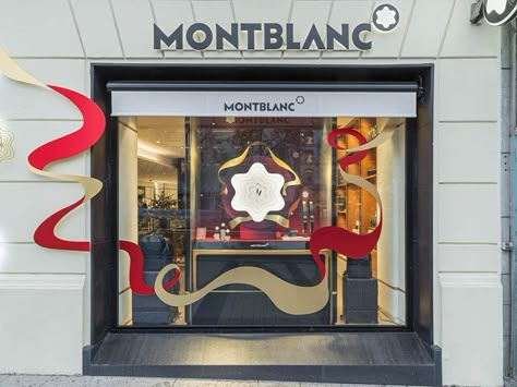 All wrapped up for the holidays with Montblanc. New Year Window Display, Window Layout, Xmas Display, Signage Interior, Retail Visual Merchandising, Window Graphic, Ribbon Store, Ip Design, Macro Photography Flowers