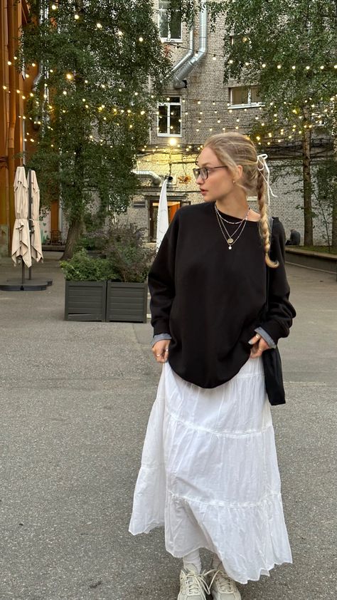 Fitted Long Skirt Outfits, Styling Long Black Skirt, How To Style Long Black Skirt, White Long Skirt Outfit Ideas, White Skirt Fall Outfit, Modest Club Outfits, Check Shirt Outfit, White Long Skirt Outfit, Abroad Outfits