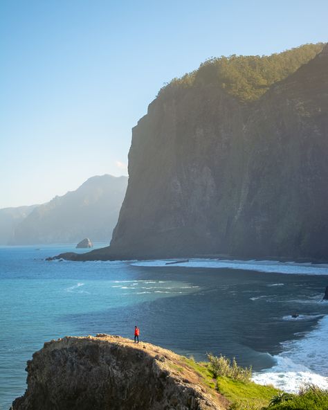 Um guia completo para as melhores caminhadas e levadas na Madeira com toda a informação necessária para planear o seu roteiro na ilha da Madeira, em Portugal. O Que Fazer na Ilha da Madeira I Onde Ir na Madeira I Viajar na Madeira Portugal I Caminhadas em Portugal I Viagem na Ilha da Madeira #portugal #madeira Madeira Portugal Photography, Madeira Hiking, Madeira Itinerary, Travel Tricks, Hiking Guide, Visit Portugal, Europe Travel Destinations, Portugal Travel, Find A Way