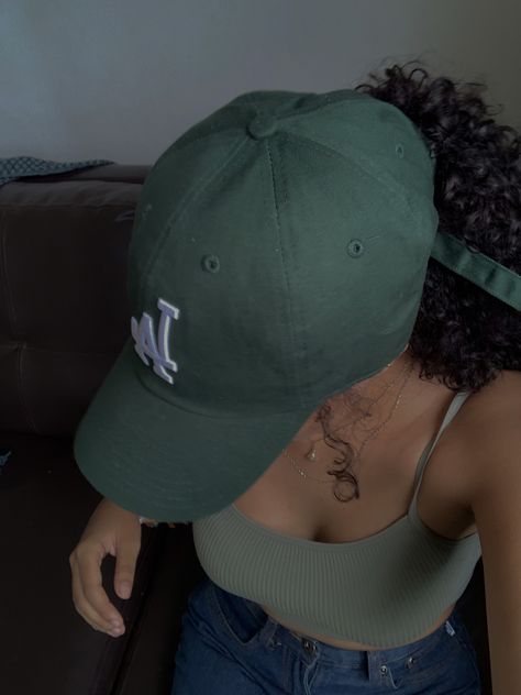 Curly Hair With Baseball Hat, Curly Hair And Baseball Caps, Curly Hair Baseball Cap, Girl With Cap Aesthetic, Cap Poses, Curly Hair With Hat, Head Scarf Outfit, Hair With Hat, Cap Outfits For Women