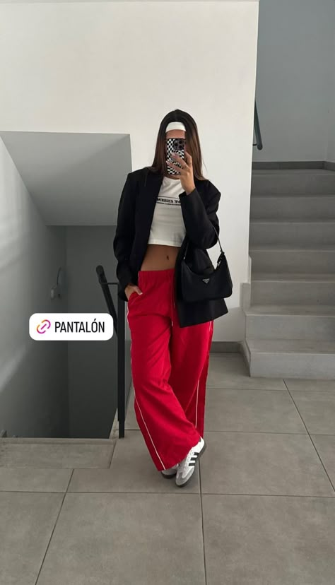 Adidas Red Pants Outfit, Red Track Pants Outfit, Adidas Joggers Outfit, Outfit Pantalon Rojo, Styling Joggers, Halal Outfits, Red Pants Outfit, Track Pants Outfit, Jogger Pants Outfit