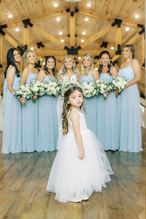 Wedding Poses Bride And Bridesmaids, Wedding Poses For Photographer, Must Have Wedding Party Photos, Bridal Party Photos Bridesmaid, Wedding Poses List, Fun Wedding Poses For Bridal Party, Flowergirl Wedding Pictures, Big Family Wedding Photos, Wedding Picture Bridesmaid