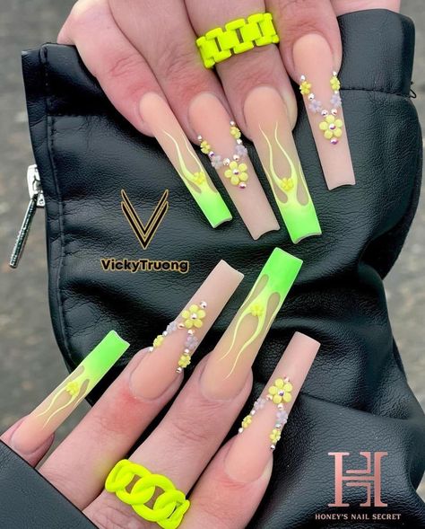 Flare Nails, Nail Picking, Nails Bling, Luminous Nails, Nails Ombre, Amazing Nails, Long Nail Designs, Beige Nails, Nails Design With Rhinestones